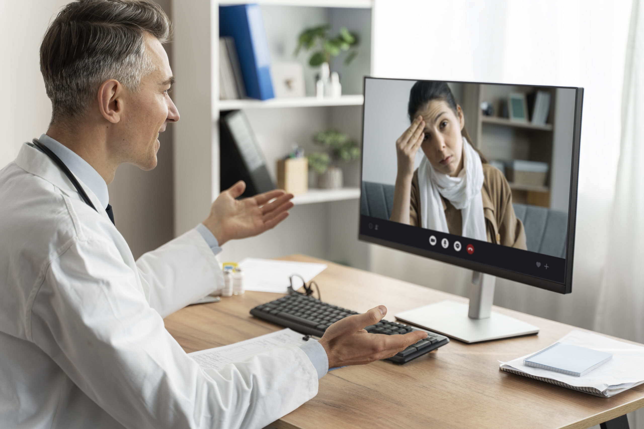 médico atendendo paciente através da telemedicina via computador