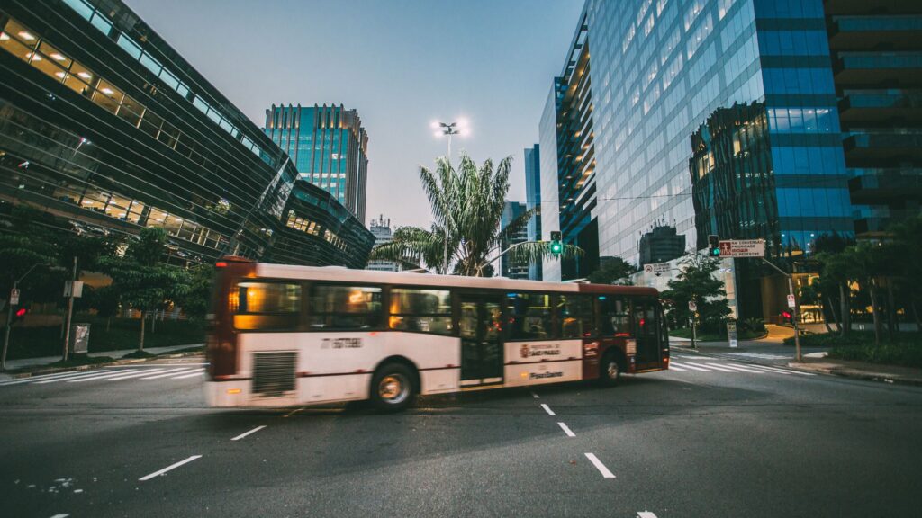 Evolução do transporte público: como ônibus inteligentes estão transformando as cidades